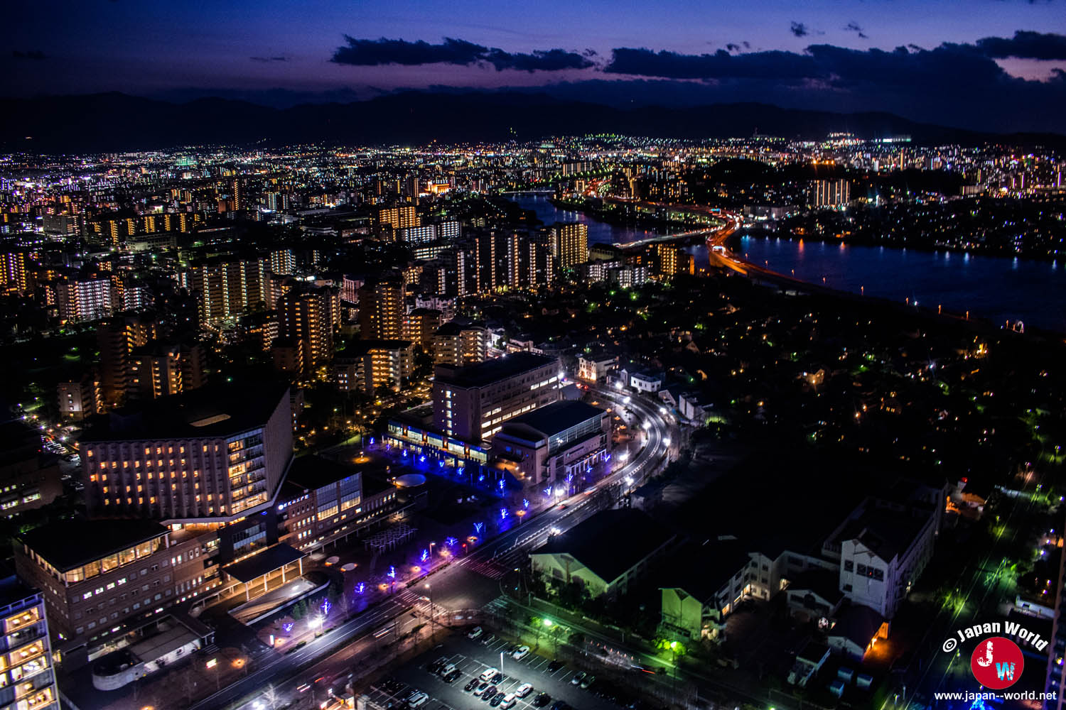 Vue nocturne sur Fukuoka, la rivière Muromi et les montagnes